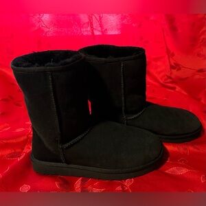 UGG Women's Classic Short II size 8